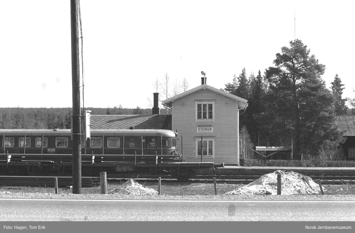 Dieselmotorvogn BM 86 24 og styrevogn BFS 86 med persontog til Hamar på Steinvik stasjon på Rørosbanen