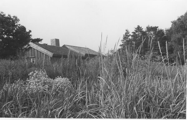 Sannolikt Knaparydsstugan när den stod på Stora Utholmen utanför Gottskär i Onsala. Ryggåsstugan flyttades dit med inventarier, uthus och allt från Knaparydet 1958 men flyttades, efter vandalisering, till parkeringen vid Onsala Kyrka 1985.