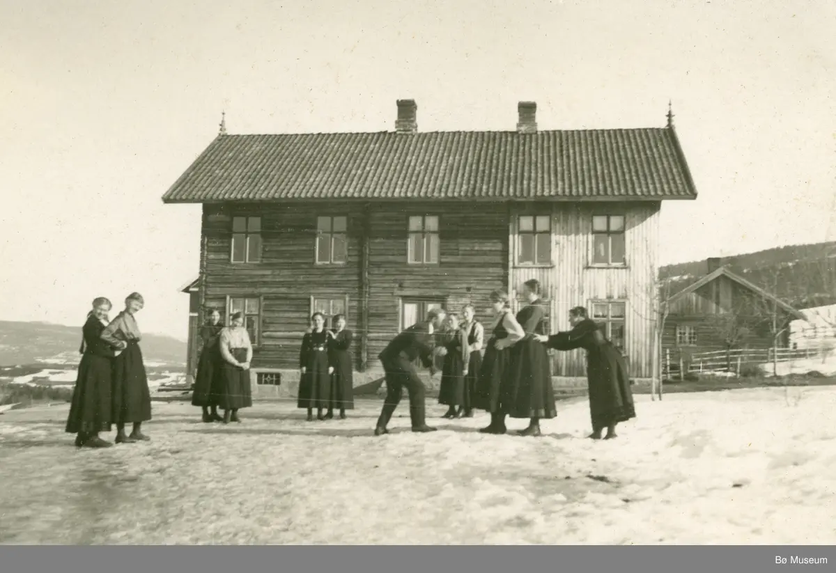 Frå tunet på Torstveit, nordre.
Ungdomar dansar i ring.