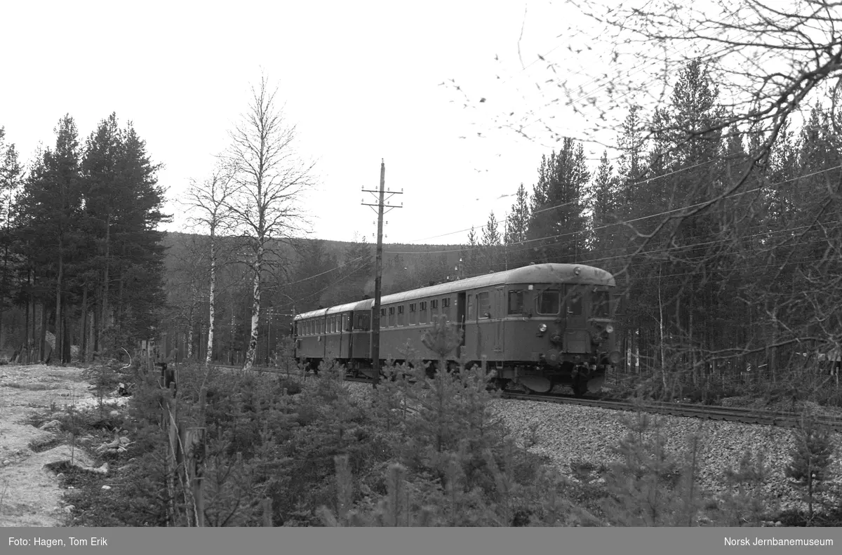 Dieselmotorvogn BM 86 24 med styrvogn BFS 86 med persontog til Hamar nord for Steinvik stasjon på Rørosbanen