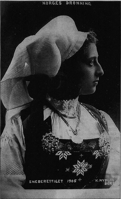 Dronning Maud i Hardangerbunad.