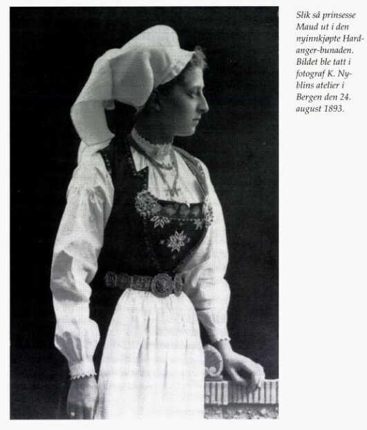 Dronning Maud i Hardangerbunad.