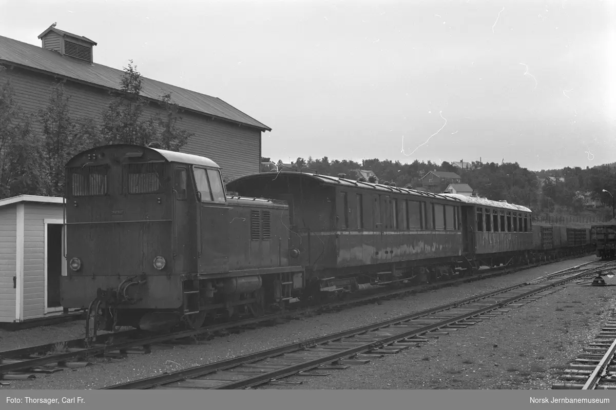 Sulitjelmabanens diesellokomotiv TYR og personvognene litra BFo nr. 2 og Bo nr. 159 på Finneid stasjon
