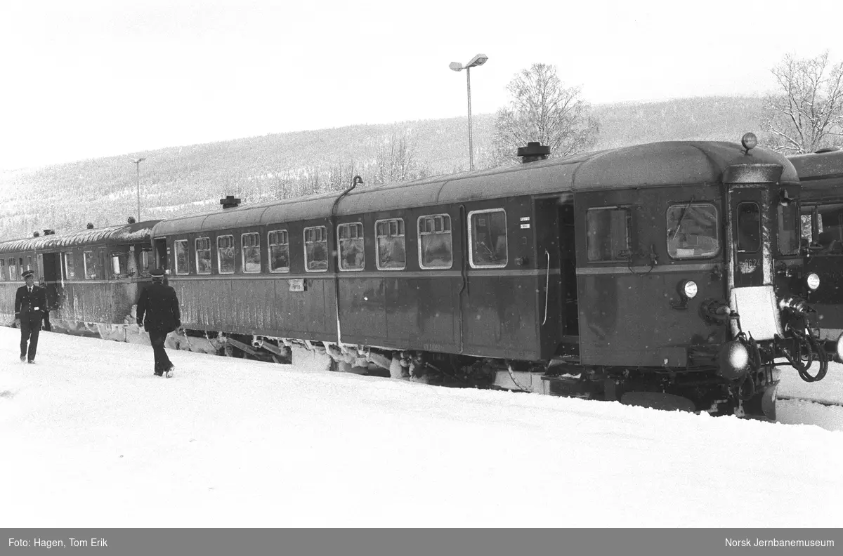 Kryssing på Hanestad stasjon mellom persontog til Røros (t.v.) med dieselmotorvogn BM 86 24 med styrevogn BDFS11 91 73 og persontog til Hamar med dieselmotorvognsett type 92