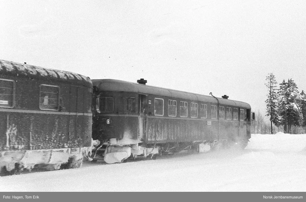 Dieselmotorvogn BM 86 24 med styrevogn BDFS11 91 73 med persontog til Røros kjører ut fra Hanestad stasjon med