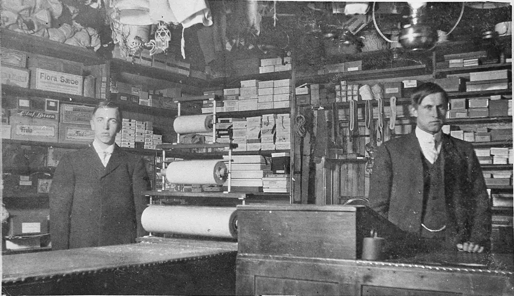 Eggedal Handelslag, da butikken lå på Hamre. Bak disken, fra venstre: Harald Tveiten og Kristian Hollerud. Senest 1921.