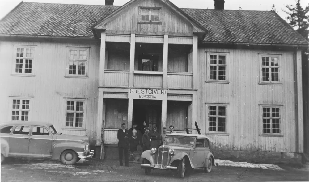 Eggedal Borgerstue, påsken 1953. To biler på tunet; en Adler med nummer A 11647, den andre en Nash 1946-48 modell.