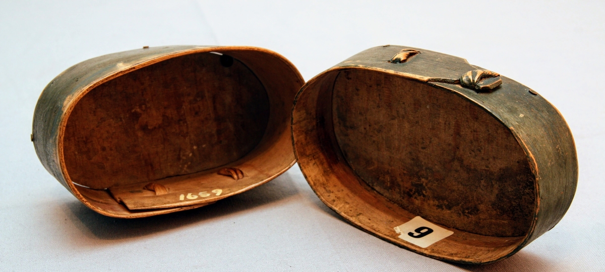 En oval ask av svept spån. Grönmålad, locket har röd kant, i mitten är en enkel ros målad. Äskan innehåller en fingerring, två mindre spännen, öronringar och ett litet hängsmycke i form av ett hjärta.