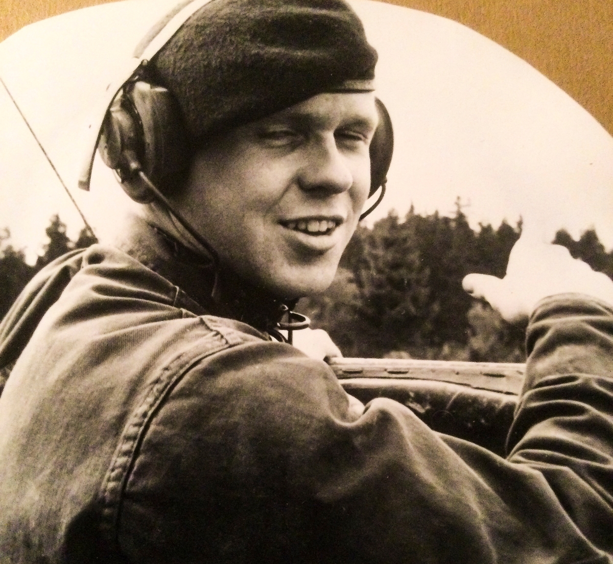 Livkompaniet 1962

BSI 1962-63

Bild 1. Stridsvagn 74 på Norra övningsfältet. 
Övning i strid, men inte i närkontakt med fienden. Kanonen låst både i sida och höjd, men kunde frikopplas mycket snabbt.

Bild 2. Hans Karlsson i tornet. (okänd fotograf)

Milregnr: 693