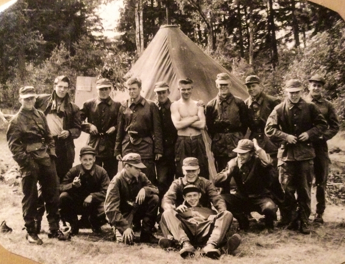 Livkompaniet 1962

BSI 1962-63

Bild 1. Skjutning med stridsvagnskanon och kulspruta på Utö skjutfält. OBS! vagnarna har 40 mm eldrör. Betydligt billigare amunition än med 7,5 cm kanon.

Bild 2. Framför 3. och 4. grupps tält.