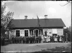 Skolklass framför Uvereds skola