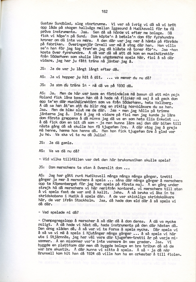 Julia och Arvid Stertman, födda 1900 resp. 1894, berättar om sina minnen från Iggesund, Hälsingland. Intervjun är utförd av Barbro Bursell 1971.