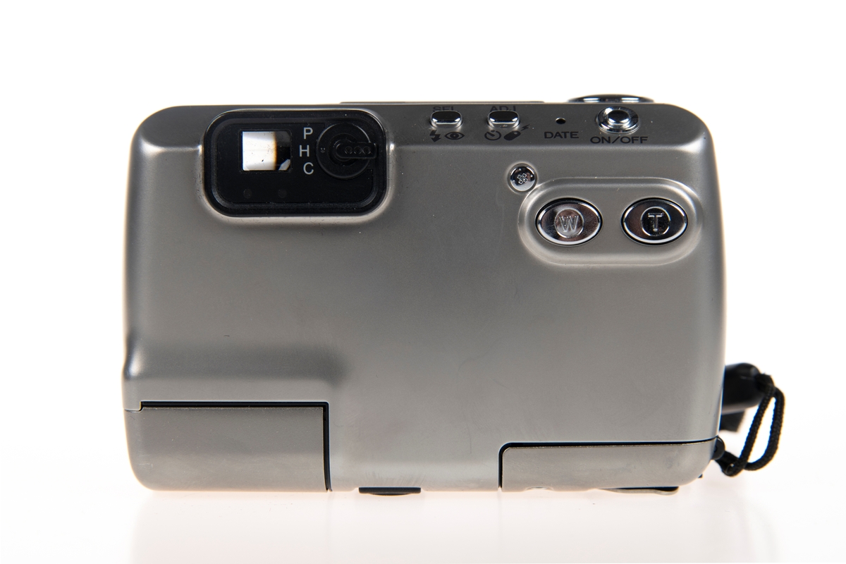 Et kompaktkamera for APS-film med autofokus fra Minolta, med et 24-70mm f/5.7-22 zoom-objektiv. Luker til film og batteri under kameraet. Det har en liten blits som kan vippes opp. Det er en liten skjerm på toppen, og knapper for fotomoduser, datoinnstilling og zoom på baksiden. Til kameraet er det festet en nakkestropp. kameraet har en veske i svart skai.