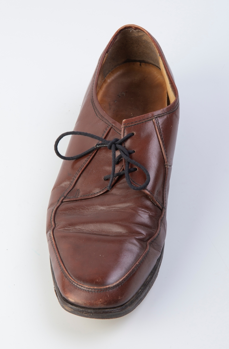 Herresko fra Norrøna, type Windsor (Boston). Overlær, mellomsåle og såle-lær. Snøring, halvsålt og hælflikket. Størrelse 6,5/39.5.
