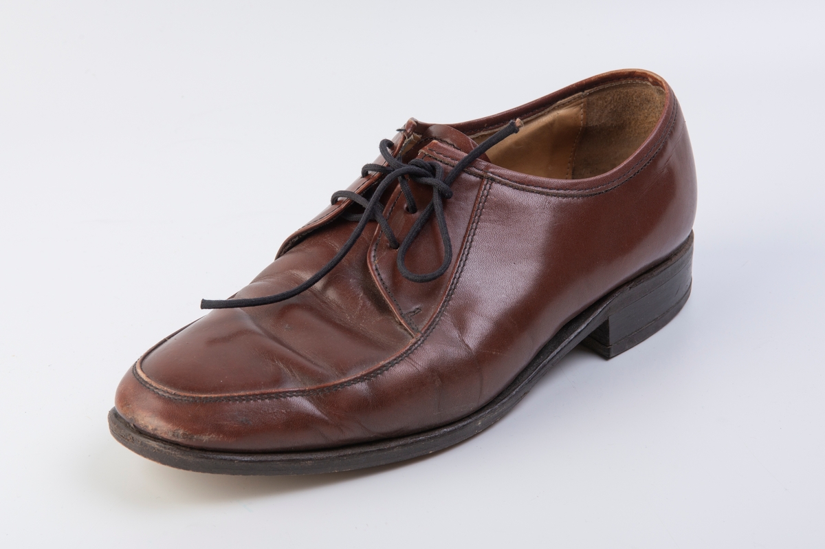 Herresko fra Norrøna, type Windsor (Boston). Overlær, mellomsåle og såle-lær. Snøring, halvsålt og hælflikket. Størrelse 6,5/39.5.
