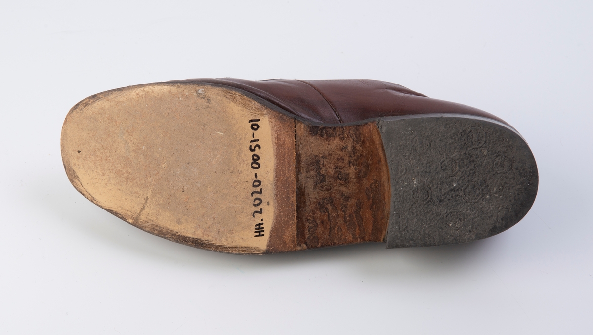 Herresko fra Norrøna, type Windsor (Boston). Overlær, mellomsåle og såle-lær. Snøring, halvsålt og hælflikket. Størrelse 6,5/39.5.
