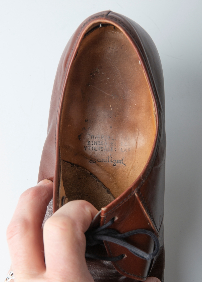 Herresko fra Norrøna, type Windsor (Boston). Overlær, mellomsåle og såle-lær. Snøring, halvsålt og hælflikket. Størrelse 6,5/39.5.
