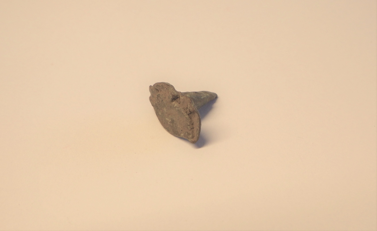 Nagle laget av sammenrullet, rombeformet metallplate.