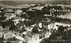 Växjö från flygplan, ca 1935-1940. Vy över Söder mot nordost, med kvarteren Argus och Vasa i förgrunden (Värendsgatan - Trädgårdsgatan), följt av bl a Smålands museum, domkyrkan, Växjö högre allmänna läroverk m.m.