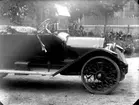 En automobil.
Fabrikör Andrew Jonsson, Rosenå, Norra Örebro. 
Bilen är en Overland från 1912-14 som blivit modifierad med en typ av fjädrande hjul (förmodligen ett försök att komma förbi däckbristen under första världskriget).