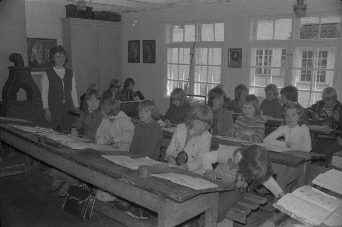 Undervisning i skolehuset.