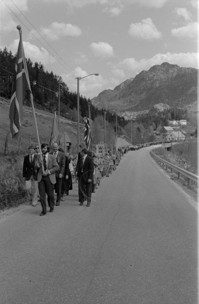 17. mai-toget på vei mot Vikeså sentrum.