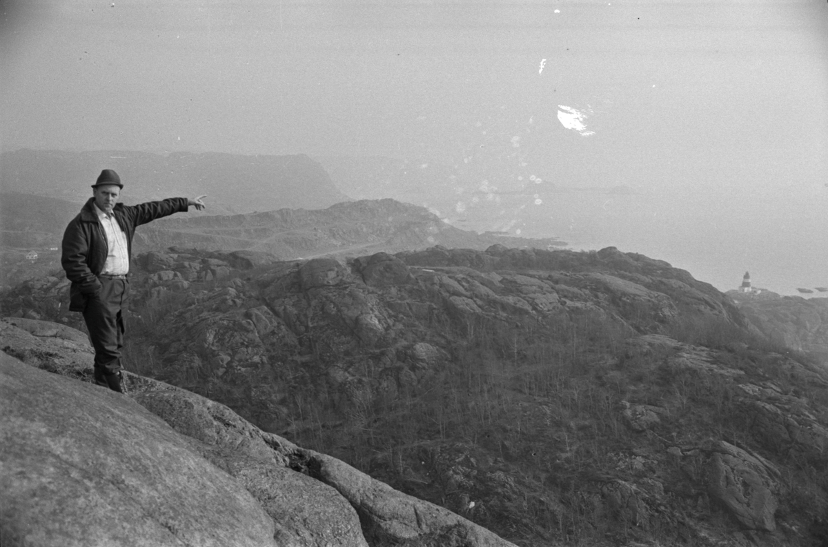 Arthur Immerstein peker mot Sisselfjellet hvor Fjordstein planlegger drift.