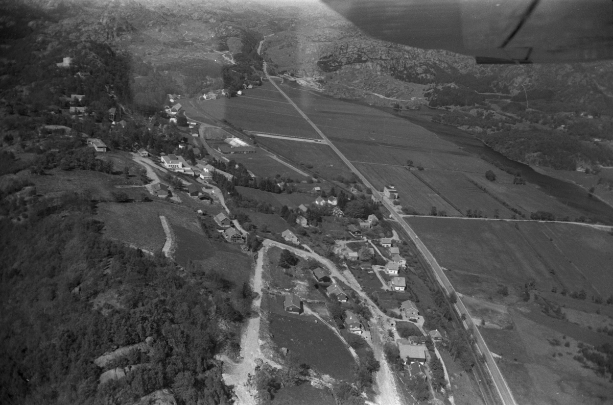 Luftbilde av Holand, Mjølhus og Slettebø, april 1975.