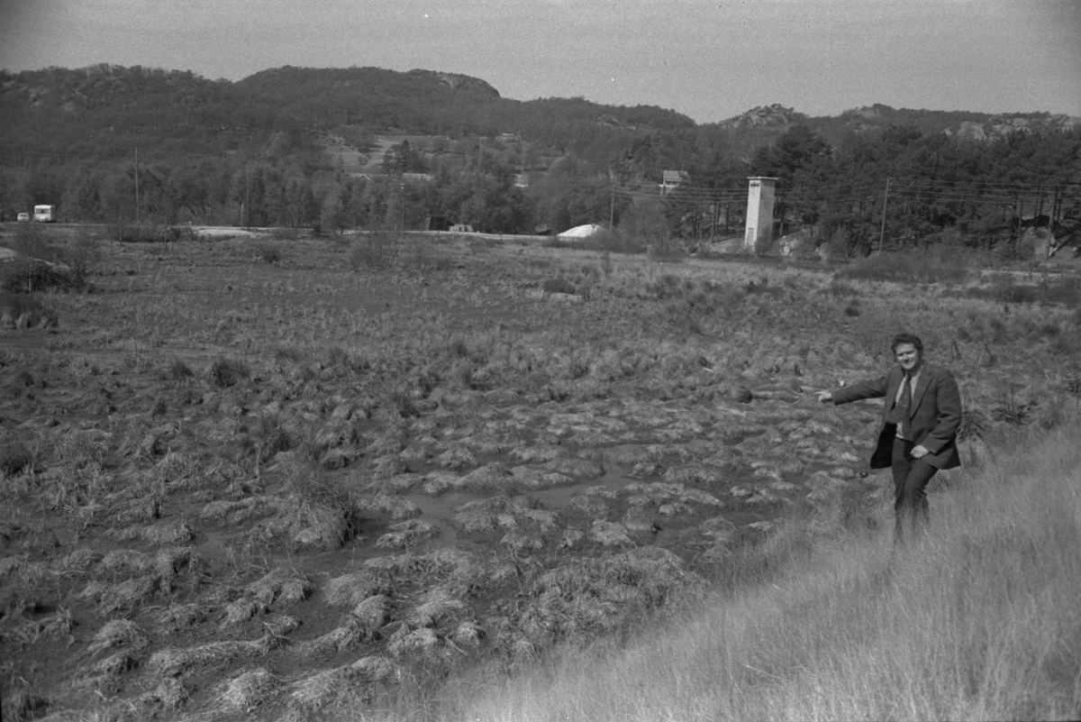 Dreneringsproblemer ved Asbjørn Eges Trevarefabrikk på Tengsareid, mai 1974.