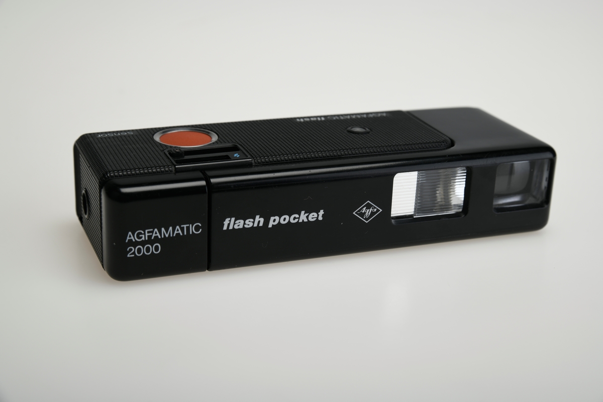 Et enkelt kompaktkamera for 110 kassettfilm fra Agfa, med et fastfokus 26mm objektiv. Luker bak på kameraet til filmkassetten og til batterier. Filmen dras fram ved å skyve de to halvdelene av kameraet mot hverandre. Innebygd elektronisk blits. Lys på toppen for å vise at blitsen er ladet opp. Bryter for å velge mellom 2 lukkertider, merket med symboler for sol, sky og blits. Kameraet har et vindu bak på filmluken for å se hvor mye film som er igjen.