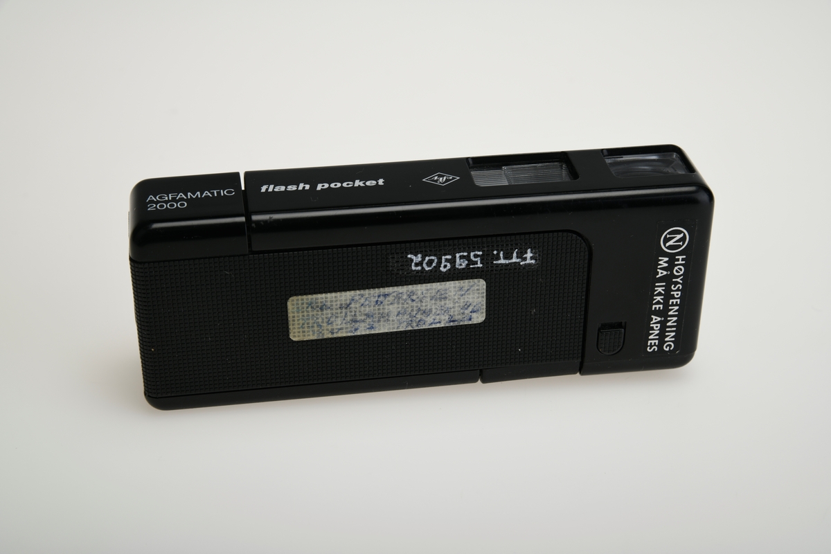 Et enkelt kompaktkamera for 110 kassettfilm fra Agfa, med et fastfokus 26mm objektiv. Luker bak på kameraet til filmkassetten og til batterier. Filmen dras fram ved å skyve de to halvdelene av kameraet mot hverandre. Innebygd elektronisk blits. Lys på toppen for å vise at blitsen er ladet opp. Bryter for å velge mellom 2 lukkertider, merket med symboler for sol, sky og blits. Kameraet har et vindu bak på filmluken for å se hvor mye film som er igjen.
