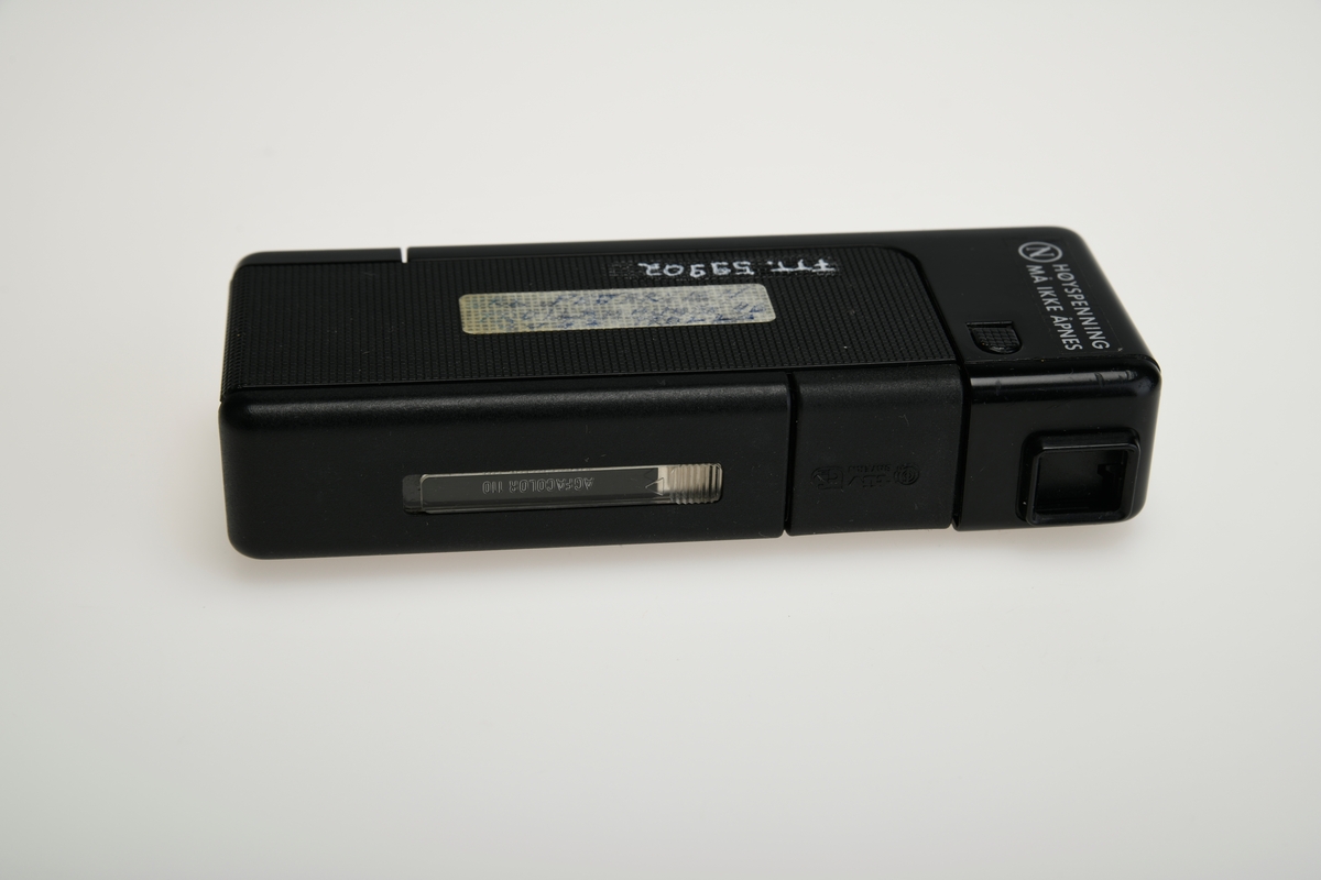 Et enkelt kompaktkamera for 110 kassettfilm fra Agfa, med et fastfokus 26mm objektiv. Luker bak på kameraet til filmkassetten og til batterier. Filmen dras fram ved å skyve de to halvdelene av kameraet mot hverandre. Innebygd elektronisk blits. Lys på toppen for å vise at blitsen er ladet opp. Bryter for å velge mellom 2 lukkertider, merket med symboler for sol, sky og blits. Kameraet har et vindu bak på filmluken for å se hvor mye film som er igjen.