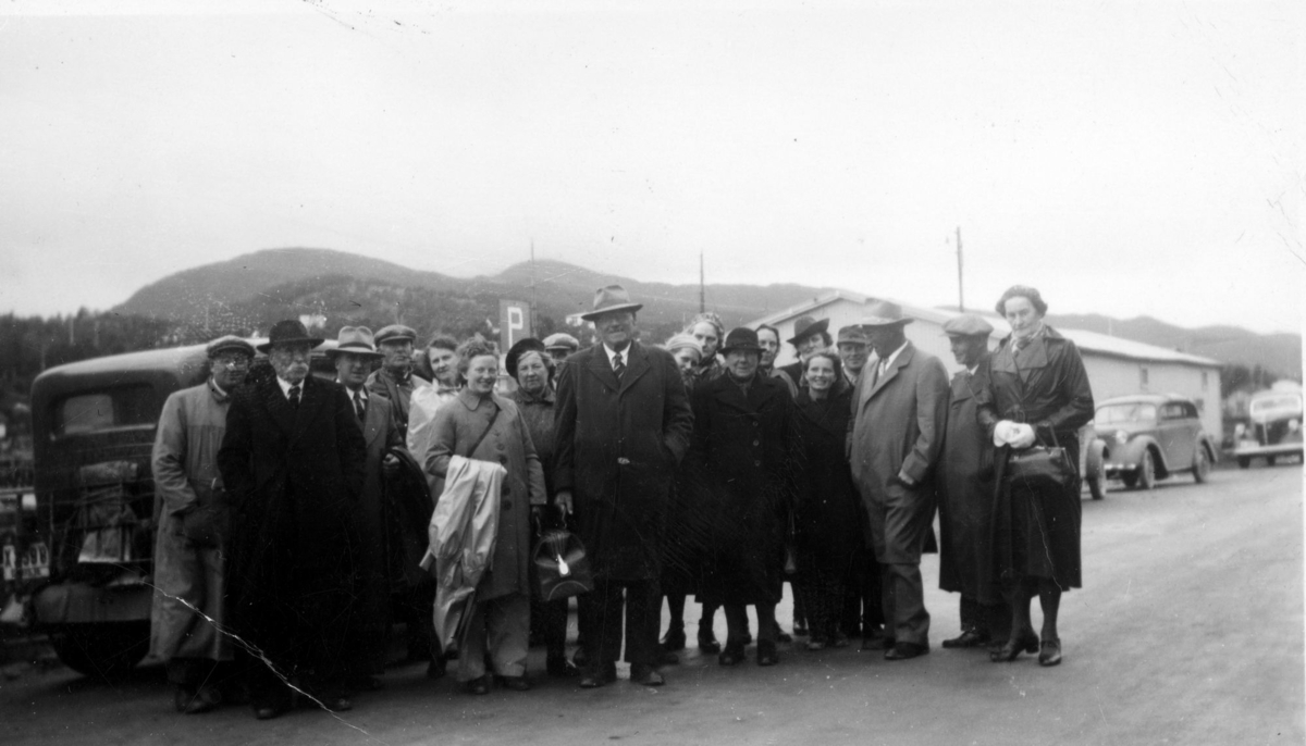 Mottakelse av besøk fra Amerika. Lundbrygga, Finnsnes i 1948