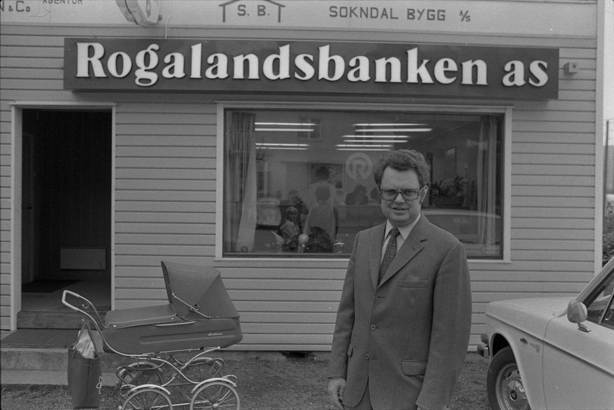 Banksjef Leif Borsheim utenfor Rogalandsbanken i Sokndal, 1974.