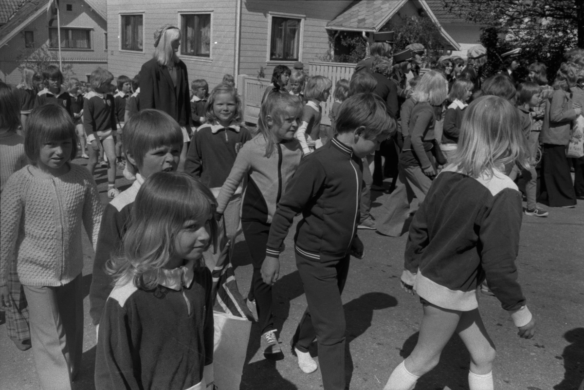 Tusener marsjerer opp til Idrettsparken, 17. mai 1975.