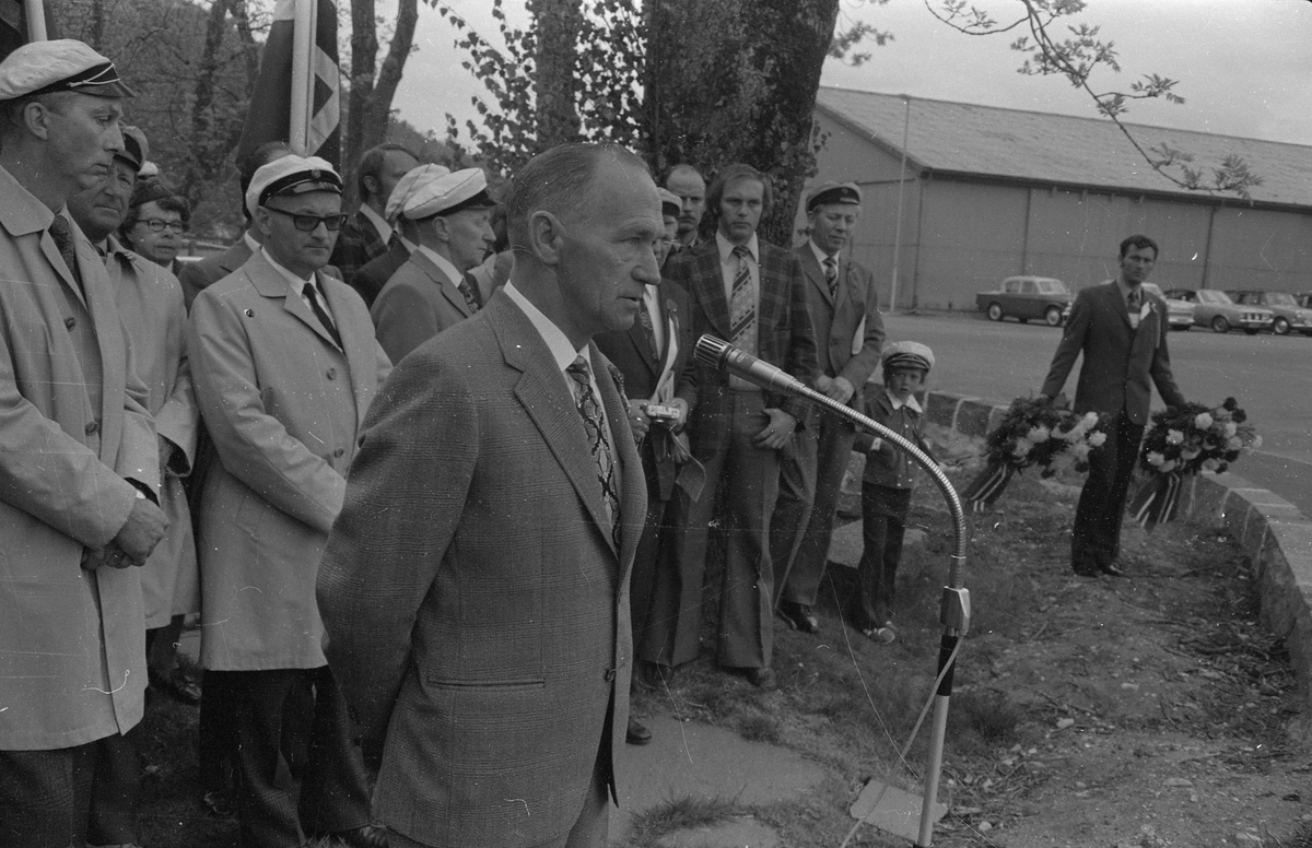 Tollstedsbestyrer Odd Hansen taler ved krigsminnesmerket, 17. mai 1974.