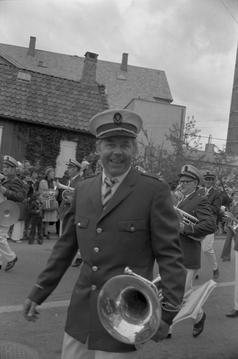 Egersund Musikkorps i Bockmannsgaten, 17. mai 1974.