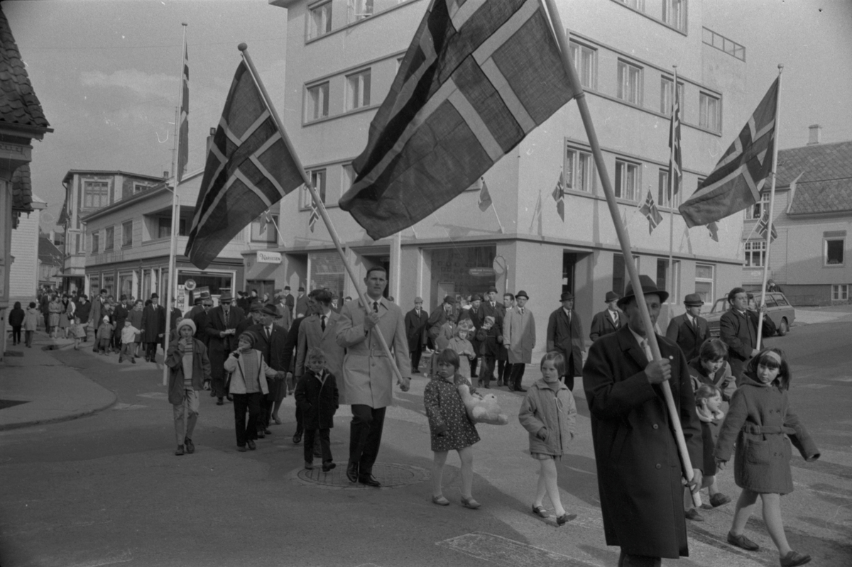 Opptoget i krysset mellom storgaten og Johan Feyersgate, 17. mai 1971.