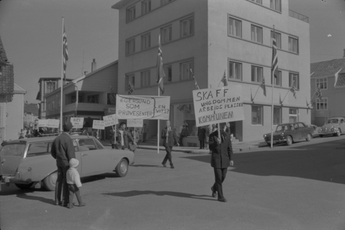 Demonstrasjonstoget i krysset mellom storgaten og Johan Feyersgate, 1. mai 1971.