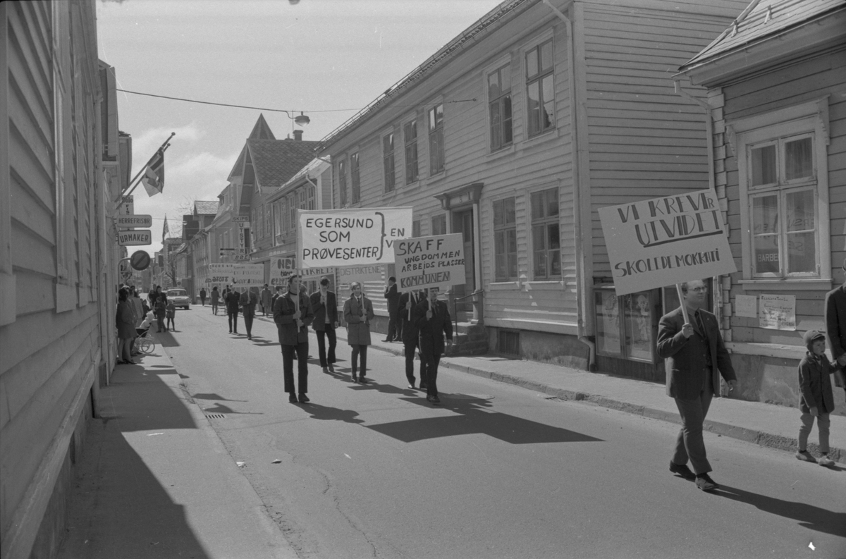 Demonstrasjonstoget i Strandgaten, 1. mai 1971.