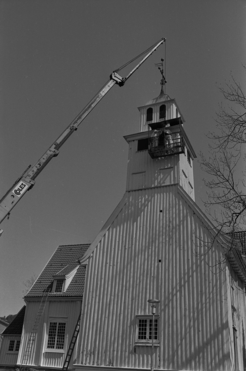 Maling av kirketårnet i Egersund, ca. 1975.