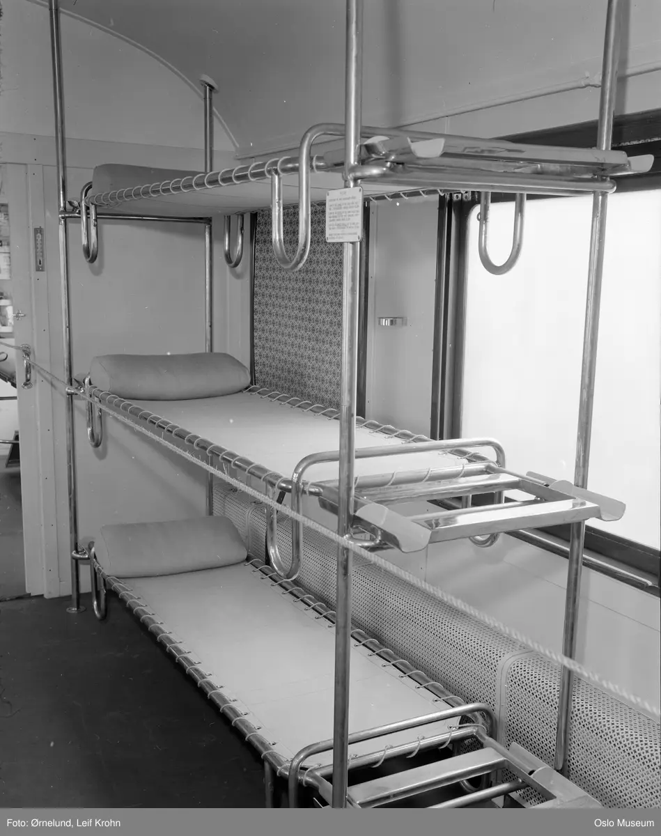 Kristiansand jernbanestasjon, tog, interiør, sanitetsvogn