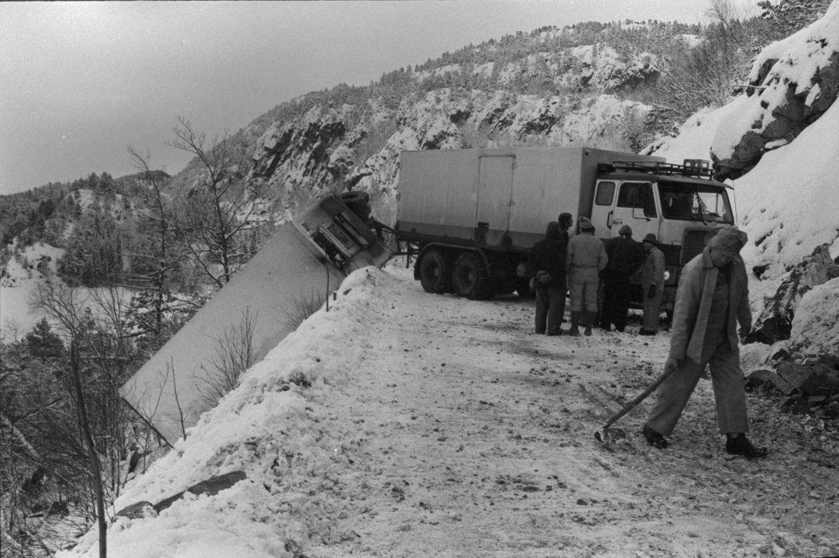 Kjøreuhell ved Åna Sira, januar 1977.