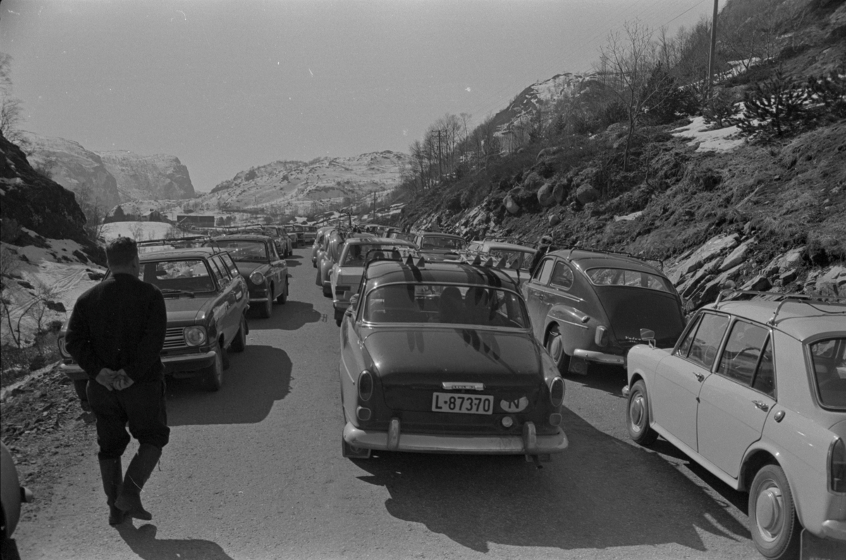 Påsketrafikk ved Mydland, ca. 1972.