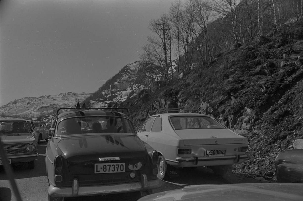 Påsketrafikk ved Mydland, ca. 1972.