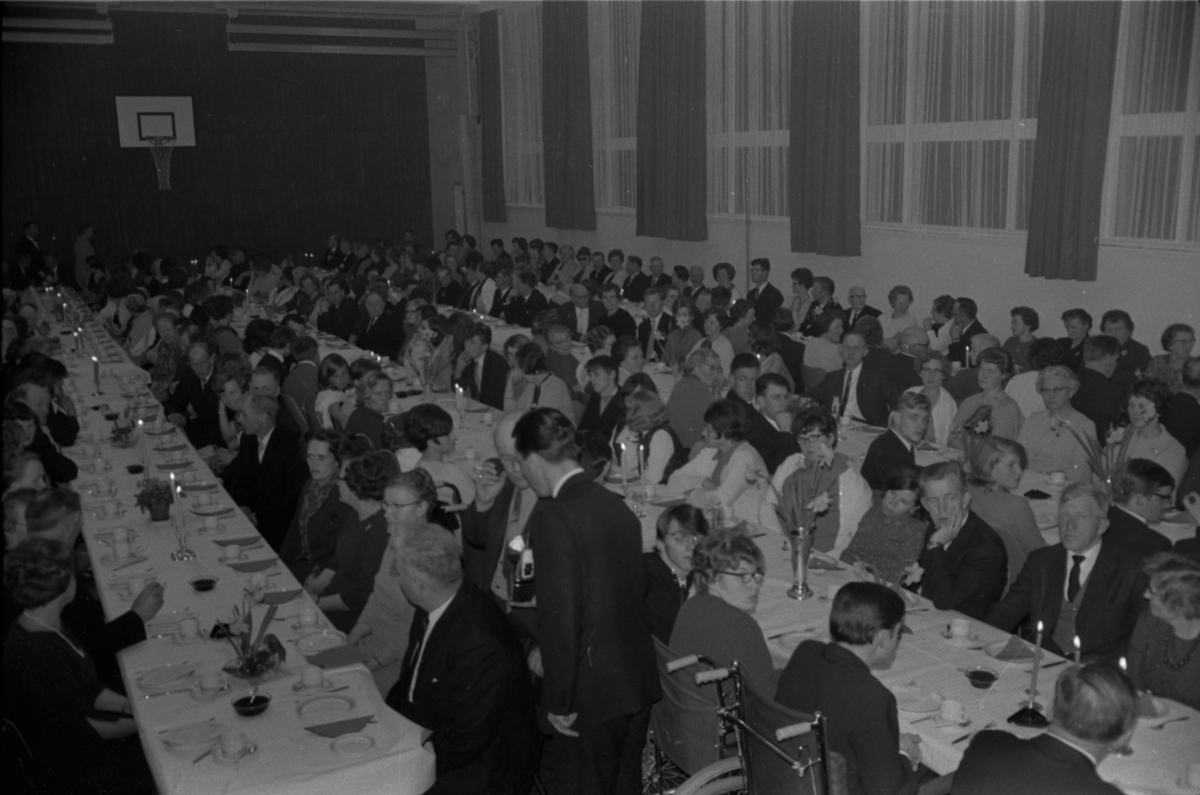 Fest i gymsalen ved Vikeså skole, ca. 1969.