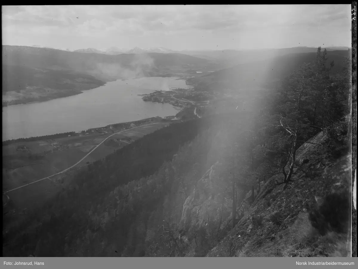 Notodden, Heddalsvannet og omegn fra Eikeskar. Industriområde og boligområde i Notodden sentrum. Vestsiden med gårder og jordbruksområde.