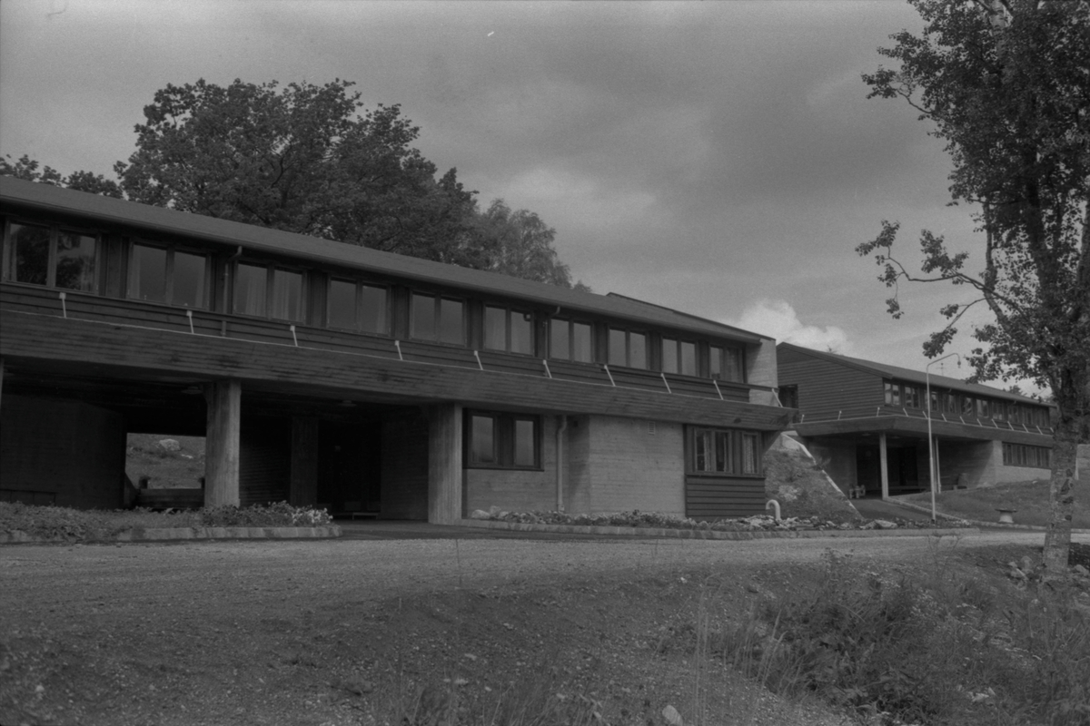 Bakkebø, 1973. Avdelingene "Solskar" og "Fløygården".