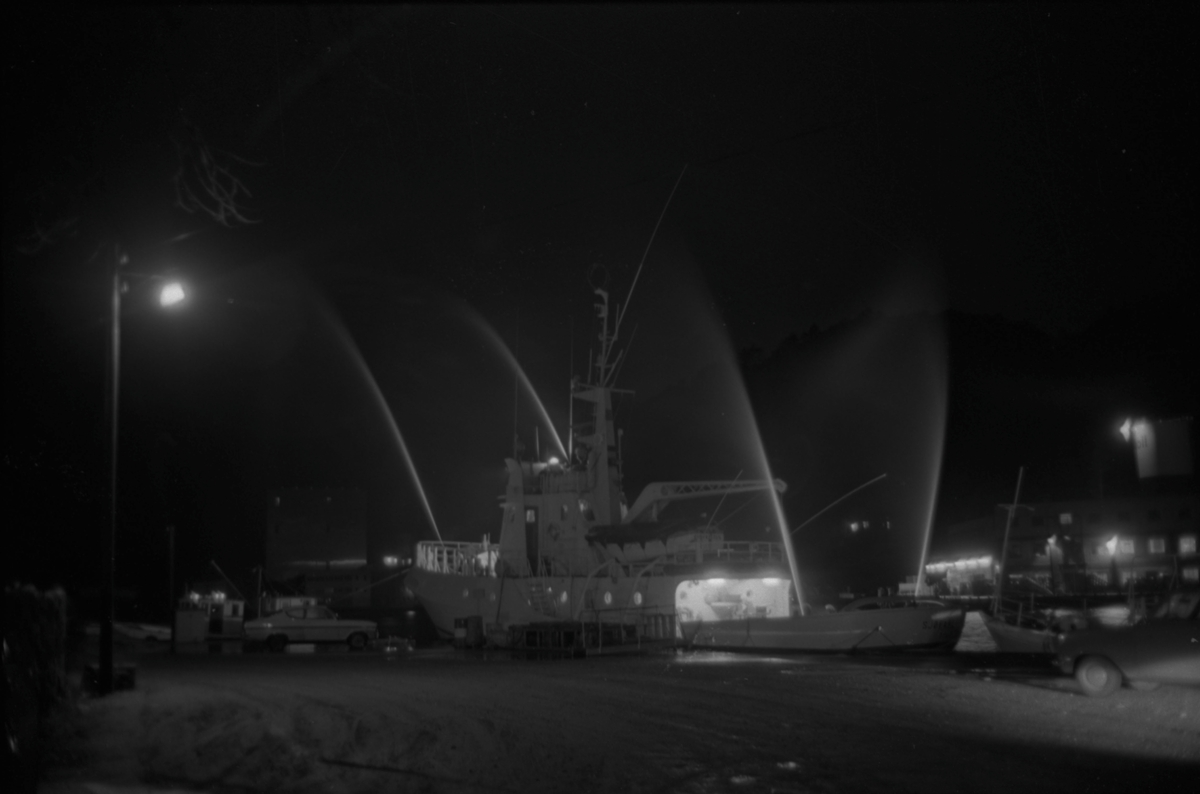 Redningskrysseren "Sjøfareren" ved Steinbryggen, desember 1972.