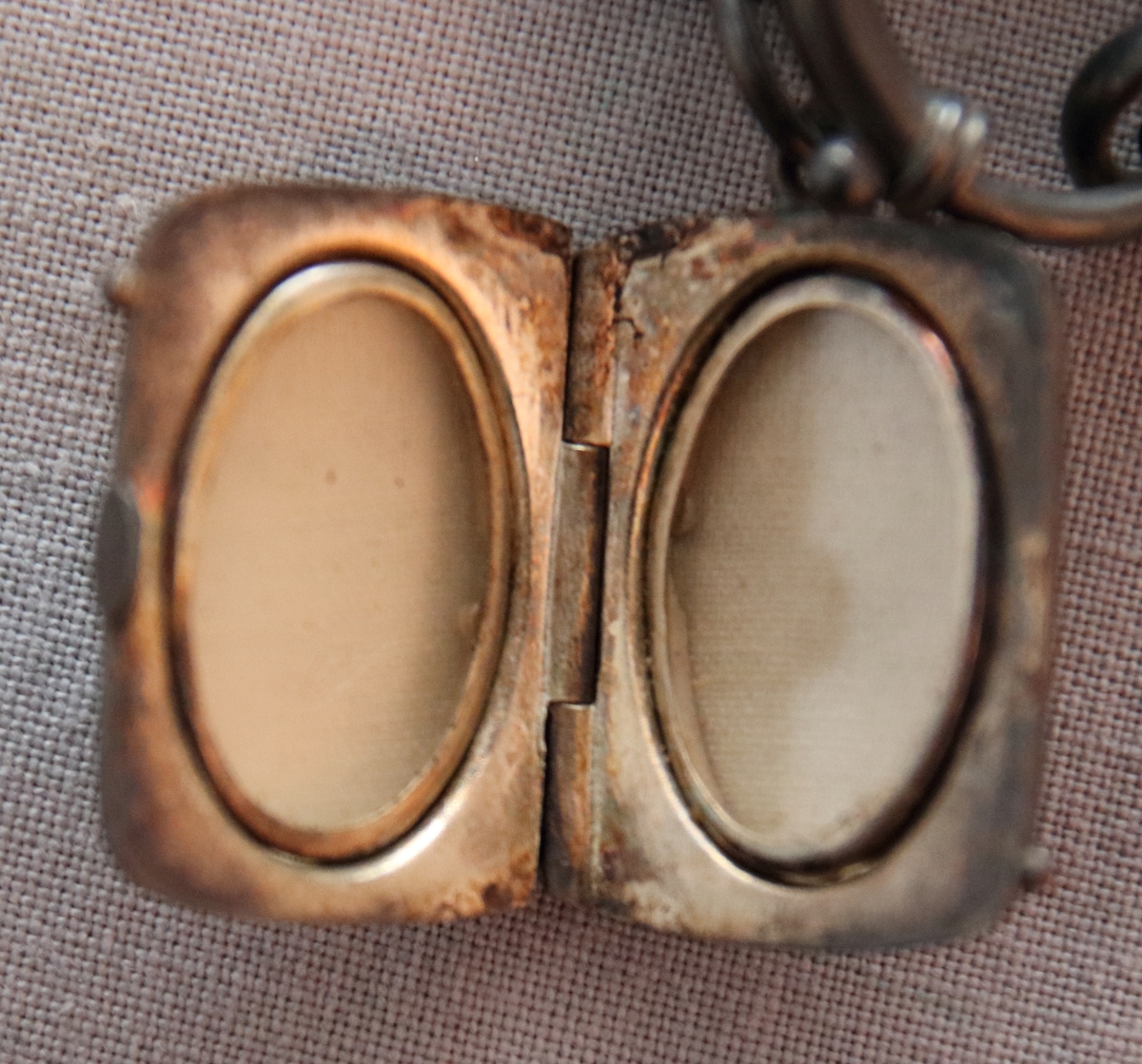 Urkedja av hår med silverbeslag. Med fyrkantig berlock med ingraverade blommor på ena sidan och en sköld på en den andra. Med en platta med ingraverat ”Minne”. - Stämpel B 7 = 1904, W. övriga stämplar oläsbara. -